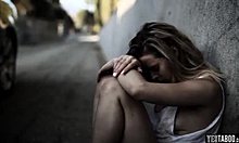 Niegrzeczny seks z uroczą blond nastolatką bezdomną