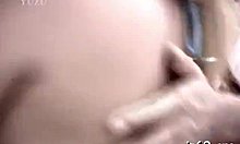 Asyalı bir kadın gerçeklik sahnelerinde şehvetli bir oral seks yapıyor ve göğüslerini gösteriyor