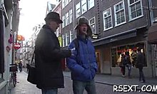 אישה חובבנית מפתה ונזדיינת על ידי גבר מבוגר ברובע האור האדום באמסטרדם