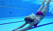 Remaja Rusia Elena Prokovas payudara semulajadi dan badan yang sempurna di kolam renang