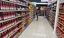 Brunetka Dominikanka zostaje podwieziona w supermarkecie
