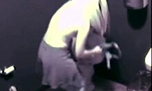 חברה בלונדינית מתפנקת בסשן סולו בחוץ עם מצלמה נסתרת