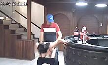 Bir kadın, kocasını aldatırken yakalanıyor