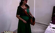 Velká prsa indické bhabhi v domácím videu o masturbaci