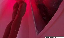 Kendra Cole, una impresionante morena, disfruta de una sensual ducha en video casero