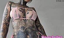 Melody Radfords se preizkusi v intimnem bikiniju v domačem videu
