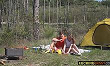Стройная молодая женщина занимается сексом на свежем воздухе со своим парнем во время похода