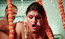 Prvá noc indických manželiek s priateľom manžela zahŕňa špinavé reči a uctievanie zadku