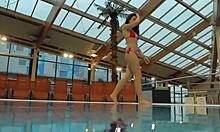 Katy Sorokas berenang telanjang di tepi kolam renang dengan pantat bikini merah