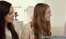 Una teen con gli occhiali esplora il sesso lesbico proibito di un mormone