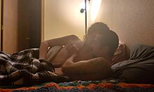Un couple amateur explore le plaisir toute la nuit avec des jeux de lingerie et un orgasme intense