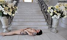 Dasha Gaga, en tatuerad tonåring med fantastisk fysik, utför akrobatiska rörelser på golvet