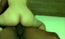 Egy férjes nő küzd egy fekete férfi péniszének méretével egy amatőr videóban