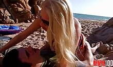 Vidéo privée de la petite amie française se faisant sodomiser sur la plage par une grosse bite
