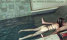Плавооке полусестре тајни сусрет поред базена са пријатељем ухваћен камером