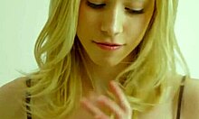 Video promosi yang menampilkan bintang porno pirang yang menakjubkan dengan vagina dicukur