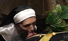 O călugăriță cu sânii naturali își mulțumește preotul musculos cu o muie senzuală