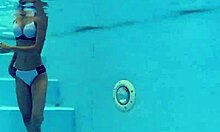 Fiatal és karcsú Hermione Ganger érzéki találkozása a víz alatt