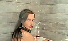 La hija Jolene de los vecinos en una escena caliente de la ducha