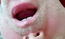 Biseksualne baby dostają wytrysk na twarz po orgazmie
