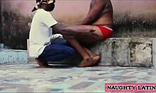 La fidanzata africana fa un pompino sensuale a un vicino ben dotato