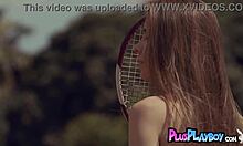 유럽의 여자친구 케이트 크로미아가 테니스 코트에서 옷을 벗는다