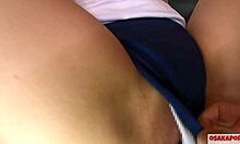 Video buatan sendiri dari gadis 18 tahun dengan payudara kecil dan vagina dicukur yang dientot dalam pakaian olahraga dan cumshot di wajah