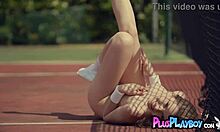 ヨーロッパのガールフレンド、ケイト・クロミアがテニスコートでストリップ!
