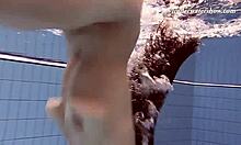 Wanita Rusia muda pergi berenang telanjang di kolam renang