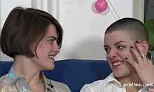 Pasangan lesbian berbagi dildo dan memuaskan payudara satu sama lain