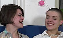 Две љубавнице лезбејке деле дилдо и уживају једна другој у грудима
