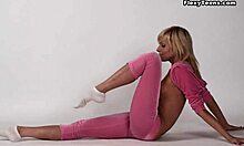 Le abilità ginnastiche di Zinka Korzinkina in mostra in un video di allenamento nudo