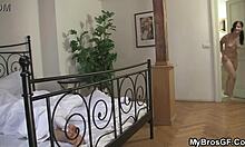 Házi videó egy cseh csajról, amint megeszi a borotvált punciját, majd meglovagolja a csaló farkát