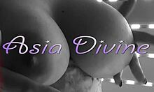 Pengalaman Asia Divines persembahan solo sensual dan keseronokan diri dalam suasana rumah intimnya