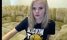 Miss Julia, en charmig lettisk tonårstjej, engagerar sig i webbchatt istället för Fortnite