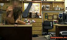 Reality-Video von vollbusigem Mädchen, das von einem unappetitlichen Pfandleiher-Mitarbeiter gefickt wird