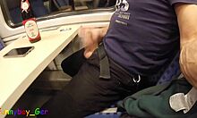 Szörnyű farkú szóló ülés egy vonaton váratlan megszakítással