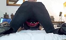 Европска девојка у црној кожи и црвеном доњем вешу ужива од позади и од дупета до уста