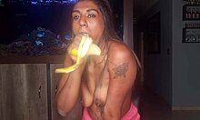 สาวเดสีฝึกทักษะการใช้ปากบนกล้วยในขณะที่อวดหน้าอกเล็ก ๆ ของเธอ