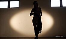 Гибкая длинноволосая женщина танцует в эротическом соблазнительном белье