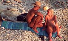 O blondă poftitoare se distrează nud pe plajă cu cowboy-ul ei fierbinte