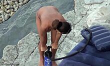 Gata de tanga mostra sua bunda em uma praia de nudismo