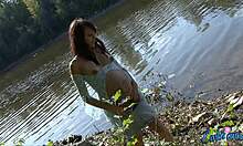 Sexig gravid tjej visar upp sin sexiga mage och stygga rumpa