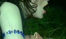 Une femme aux longues jambes fait baiser un jeune homme dans le sauna