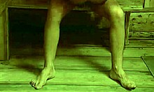Kobieta z długimi nogami uwodzi młodego mężczyznę w saunie