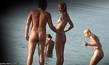 Nudist beach voyeur video med en blond tenåringshore