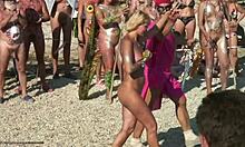 Nudistslampor utför sin rituella dans på en strand