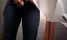 Amatorka w obcisłych spodniach pokazuje swoją cipkę podczas sikania
