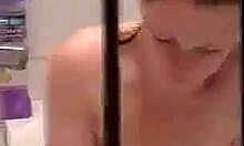 Minx roșcată face duș și arată sexy (candid XXX)