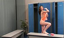 Smal tjej med naken kropp poserar förföriskt i omklädningsrummet